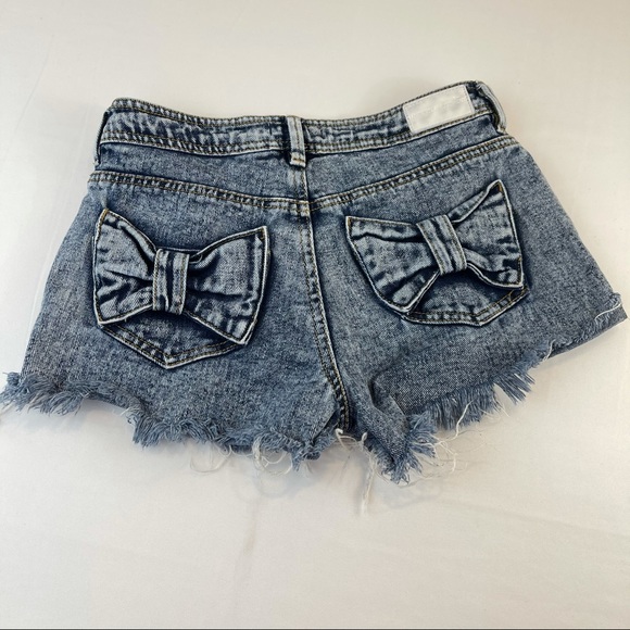 Modern Amusement Acid Wash Bow Jean Shorts Jr Sz 1 - Picture 2 of 14